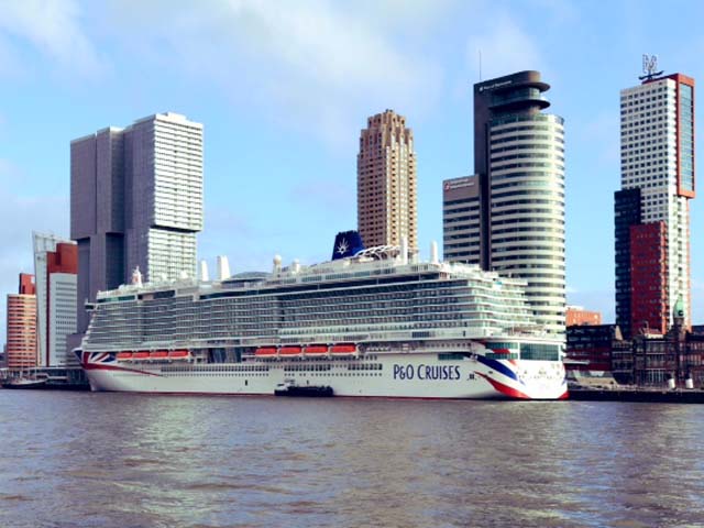Cruiseschip ms Iona van P&O aan de Cruise Terminal Rotterdam